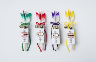 交通安全御守り（破魔矢）　各800円